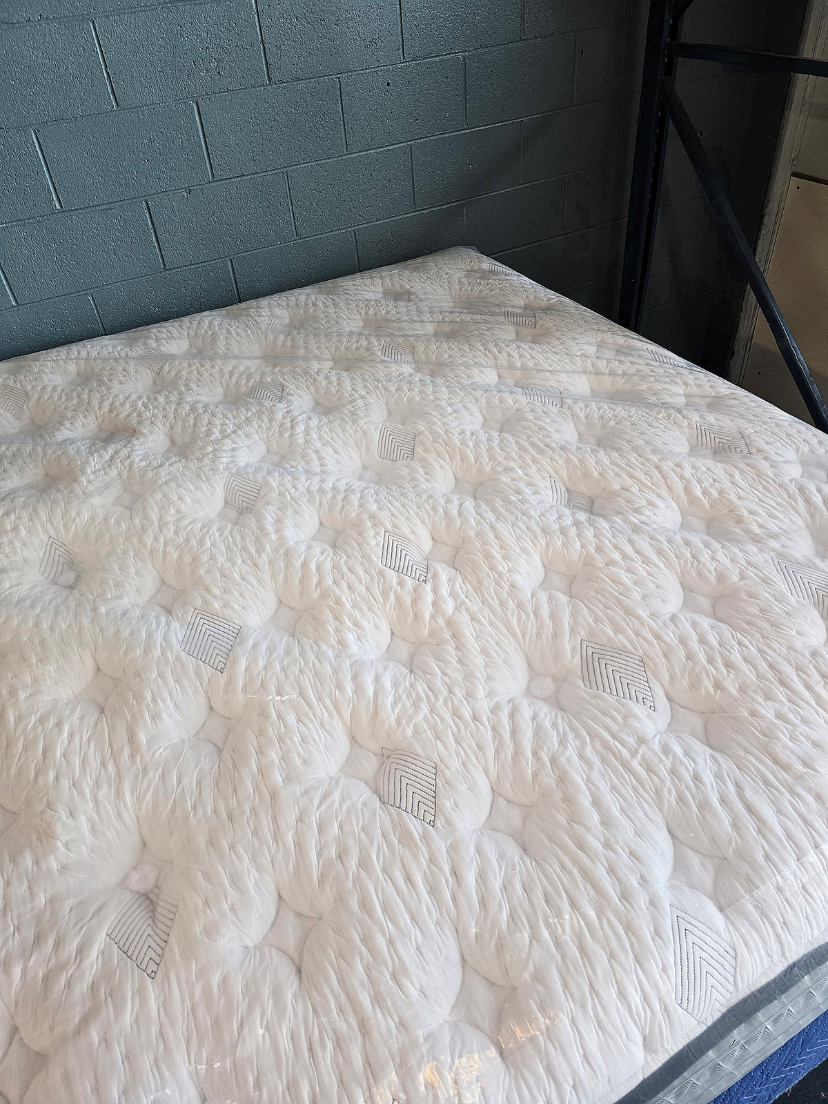 Airloom Hybrid Luxury Firm Mattress 13.75" King/ Cal King