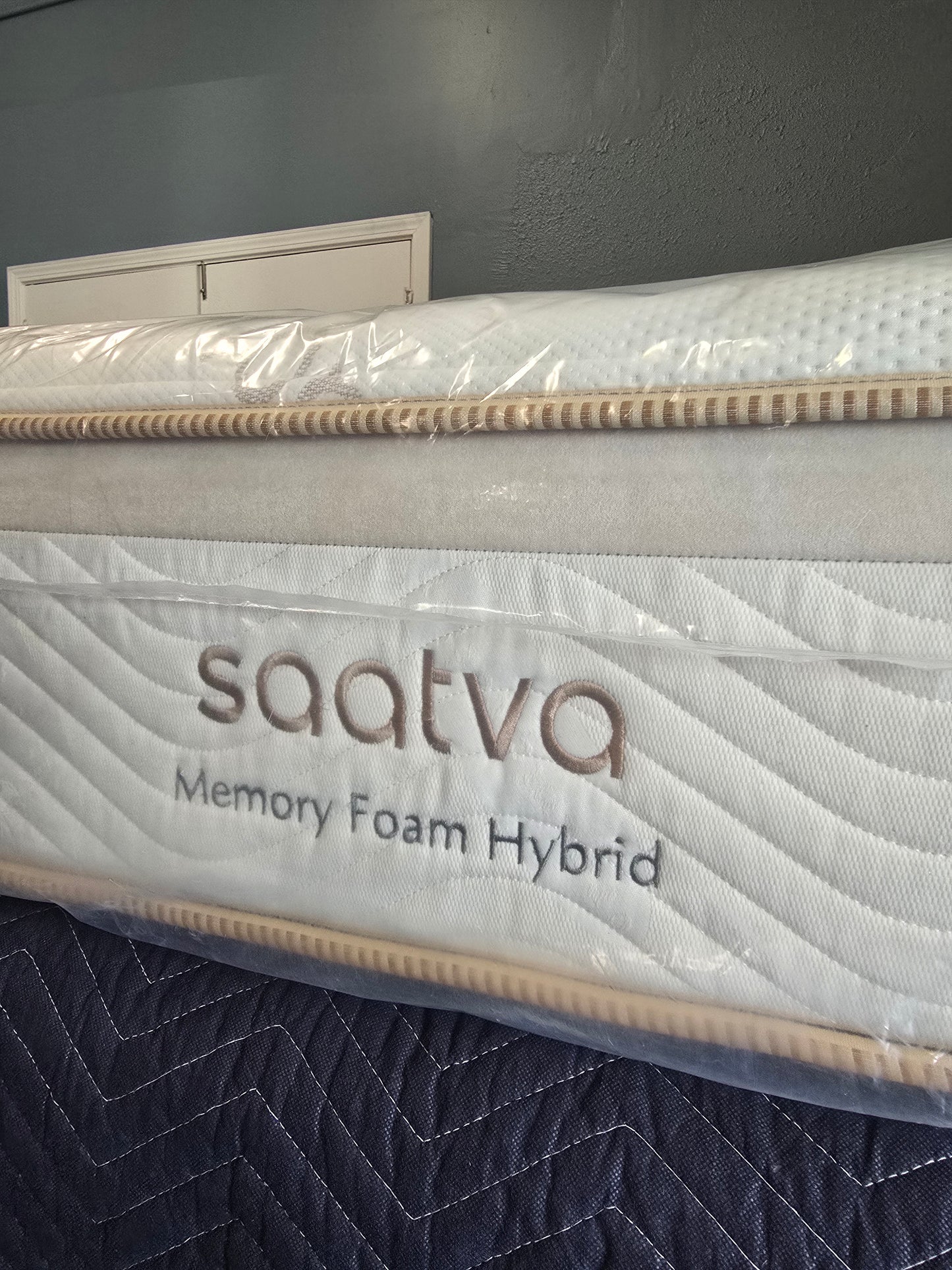 Saatva Memory Foam Hybrid Queen/ Full Size