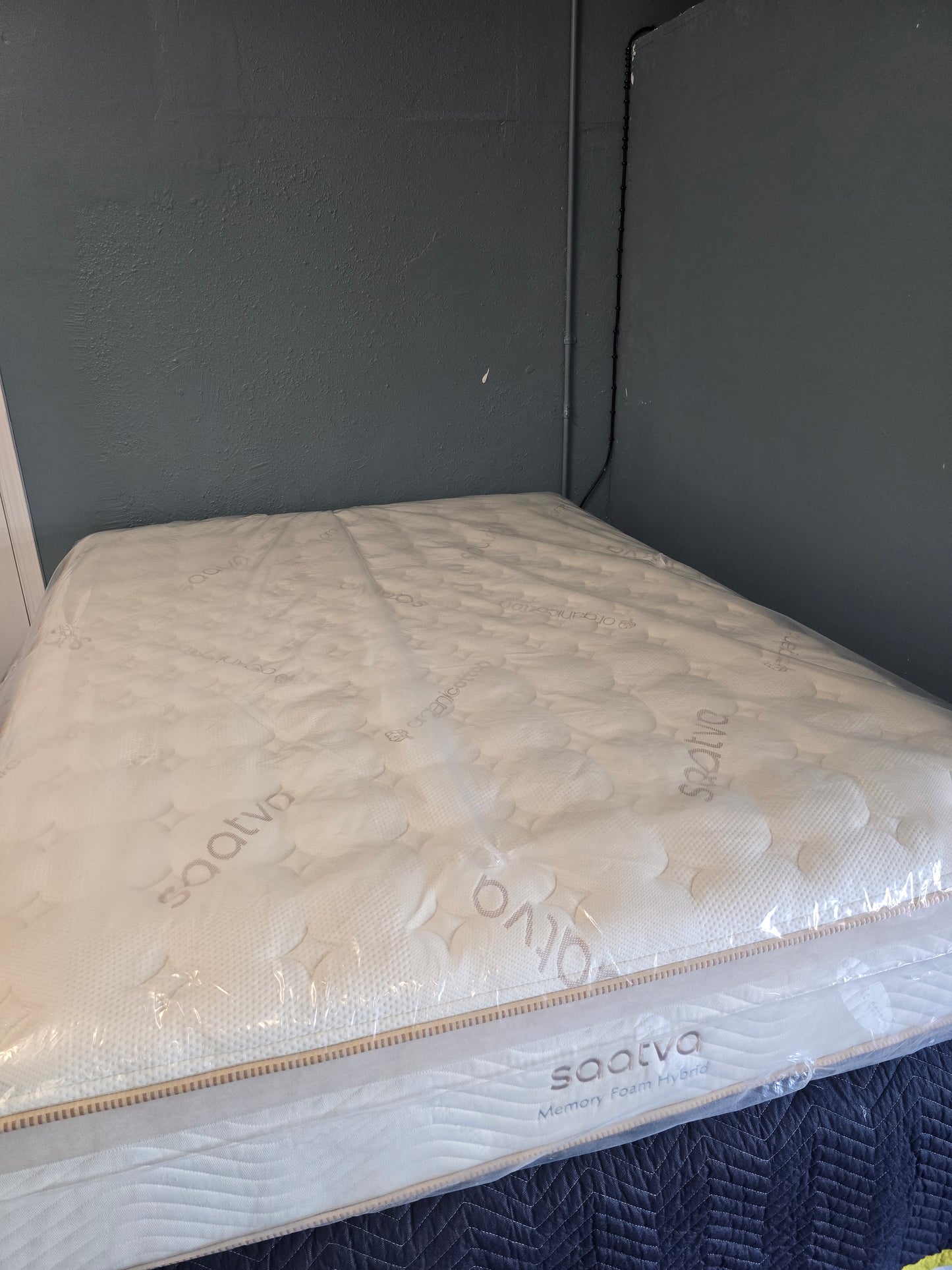 Saatva Memory Foam Hybrid Queen/ Full Size