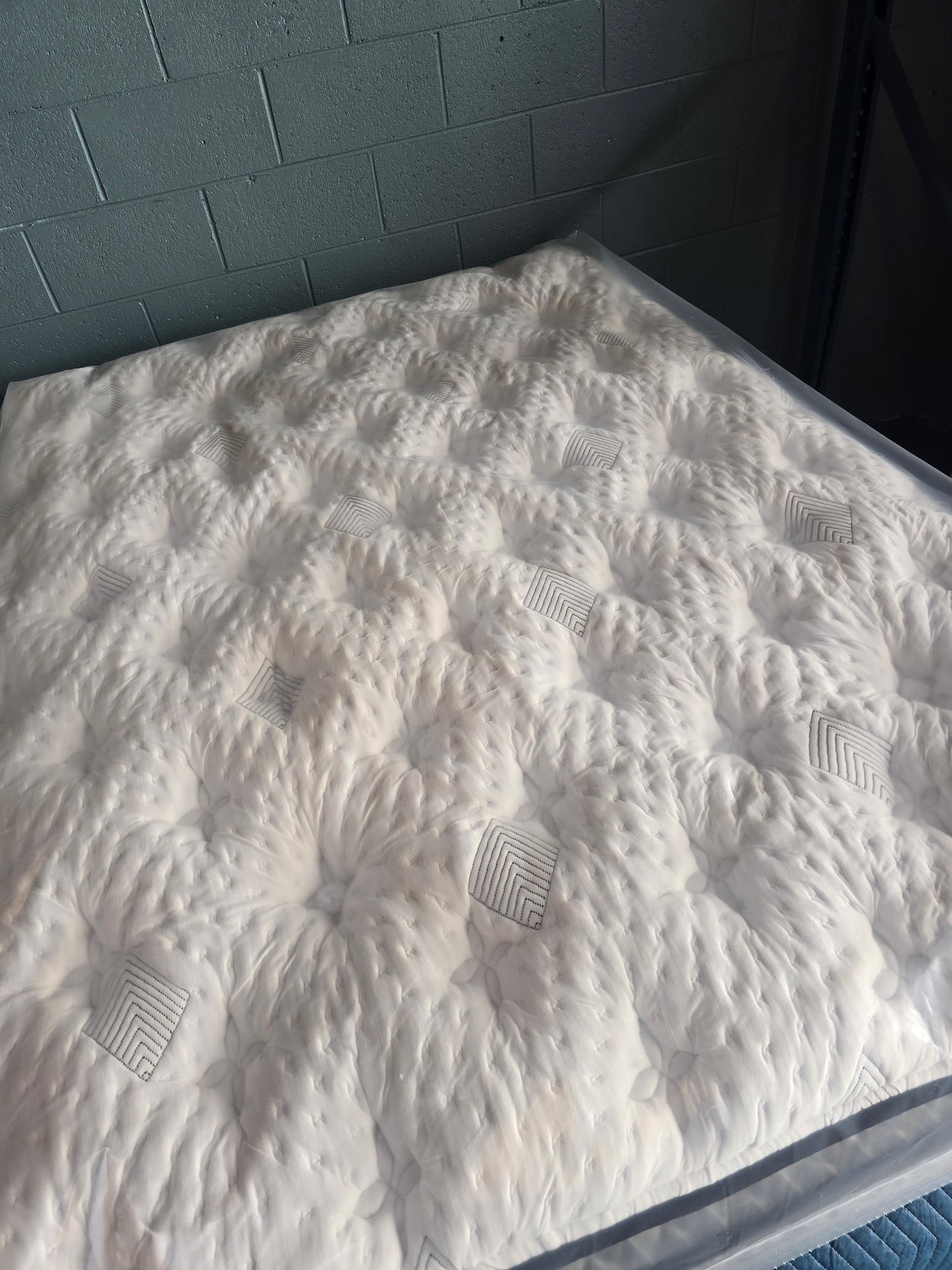 Aireloom
Bel-Air Grove Plush Pillow Top Mattress Queen Size