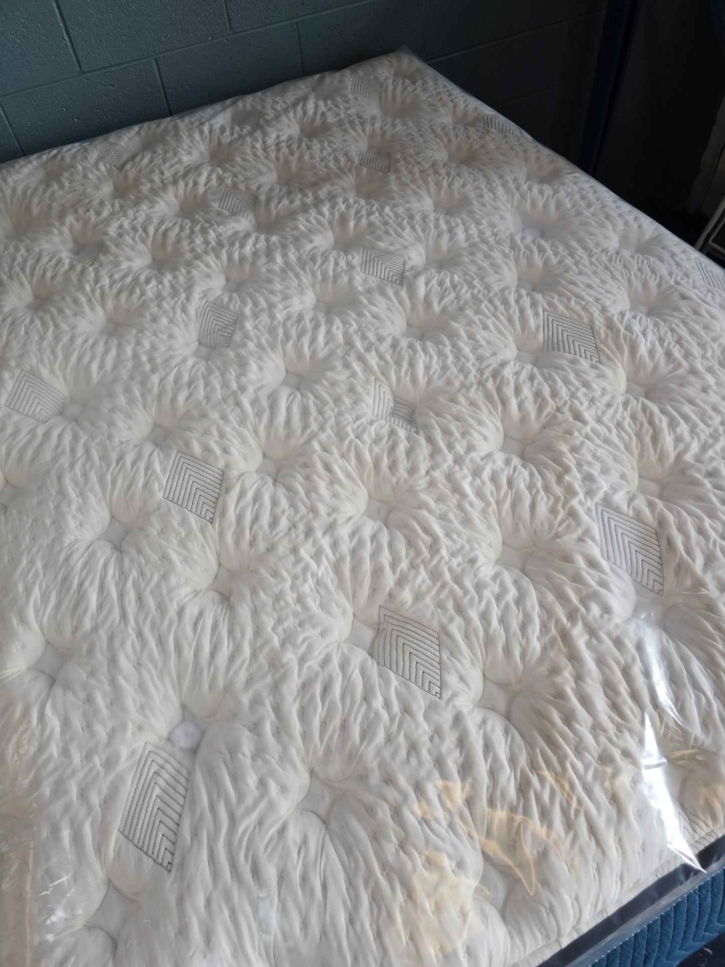 Bel-Air Getty Plush Mattress Tight Top Queen Size