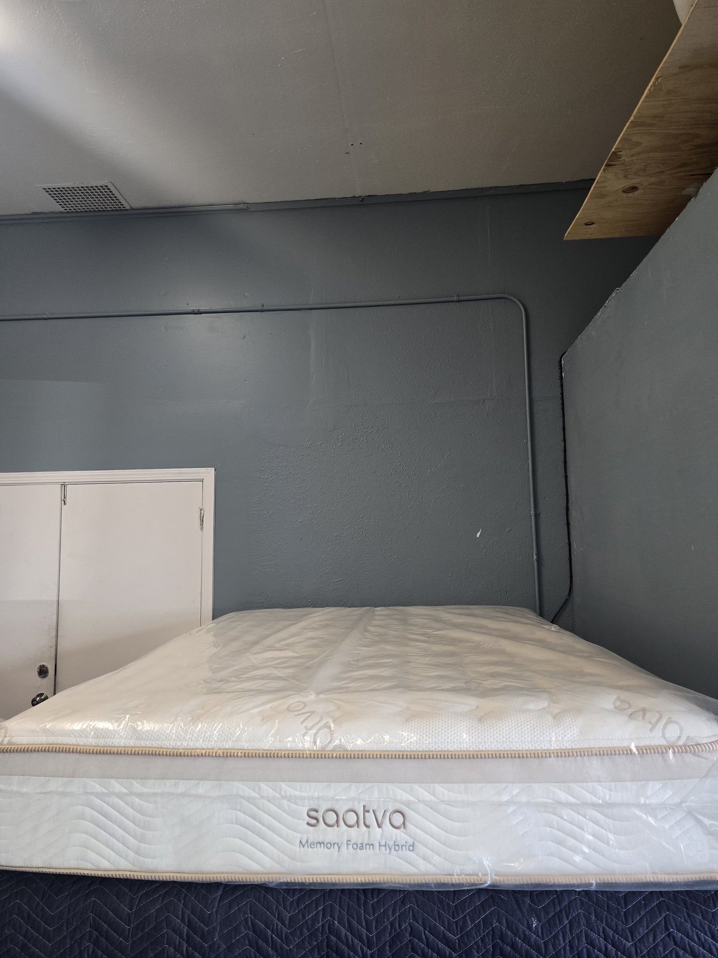 Saatva Memory Foam Hybrid Queen/ Full